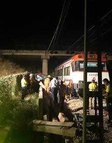 Imagen secundaria 2 - Un conductor muere al chocar en un puente y caer a las vías del tren en Massamagrell