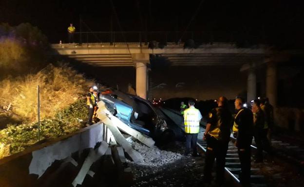 Un conductor muere al chocar en un puente y caer a las vías del tren en Massamagrell