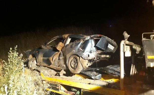 Imagen principal - Un conductor muere al chocar en un puente y caer a las vías del tren en Massamagrell