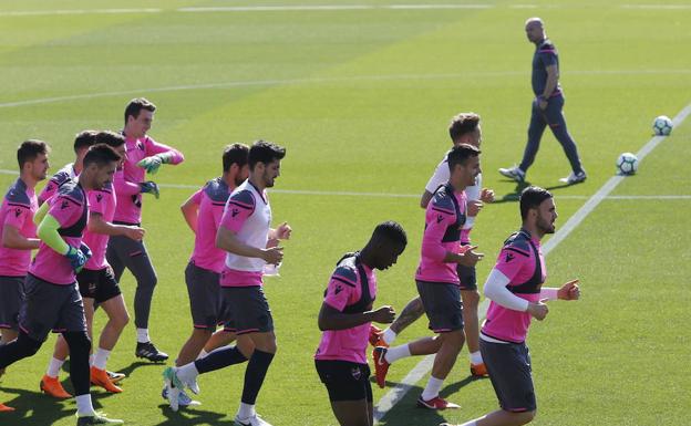 Algunos jugadores del Levante en un entrenamiento.