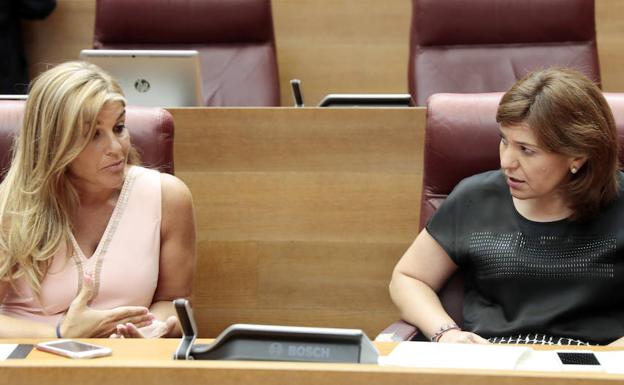 La portavoz del PPCV en Les Corts, Isabel Bonig, y su compañera de grupo, Eva Ortiz durante el debate de la ley de Mecenazgo cultural, científico y deportivo