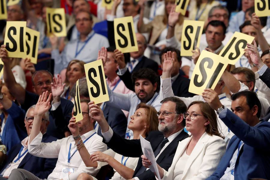 La secretaria general del PP, María Dolores de Cospedal, se ha despedido hoy del cargo que ha ocupado durante diez años entregando el testigo a quien le suceda «con la conciencia tranquila, sin cuentas pendientes» y con su lealtad «intacta» al PP y al todavía presidente, Mariano Rajoy. Por su parte, el presidente del PP, Mariano Rajoy, ha asegurado , en la recta final del discurso de su despedida, que se va como líder, pero que eso no significa que abandone el partido. «Me aparto, pero no me voy», ha aseverado, tras puntualizar que espera que se interprete «bien» esta afirmación.