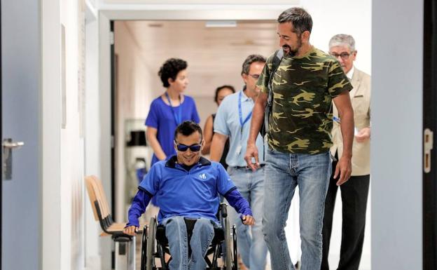 El doctor Pedro Cavadas con su paciente Wilmer Arias en la presentación de los resultados de las operaciones. 