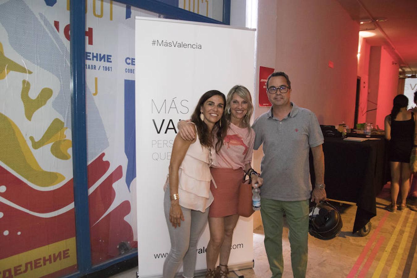 'Más Valencia: personas que suman' celebró ayer su segunda edición en el coworking audiovisual Nolich. El encuentro reúne a una veintena de emprendedores valencianos pudieron exponer sus proyectos empresariales e intercambiar ideas para potenciar su labor personal y contribuir al desarrollo general de la ciudad. Una reunión que, de nuevo, ha sido promovida por el odontólogo Primitivo Roig y en la que se han dado cita profesionales de perfiles tan diversos como la comunicación, la medicina, el arte, la ingeniería, el cine, la innovación educativa o las organizaciones de ayuda a los más necesitados.