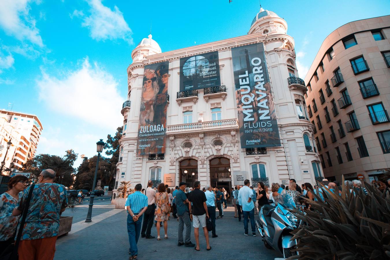 Una antológica repasa 40 años de carrera del artista con escultura inédita, fotografías, collages y dibujos. El Centro Cultural Bancaja exhibe 73 obras en las que reivindica al autor de Mislata como el poeta que crea con las manos ciudades, paisajes y figuras humanas