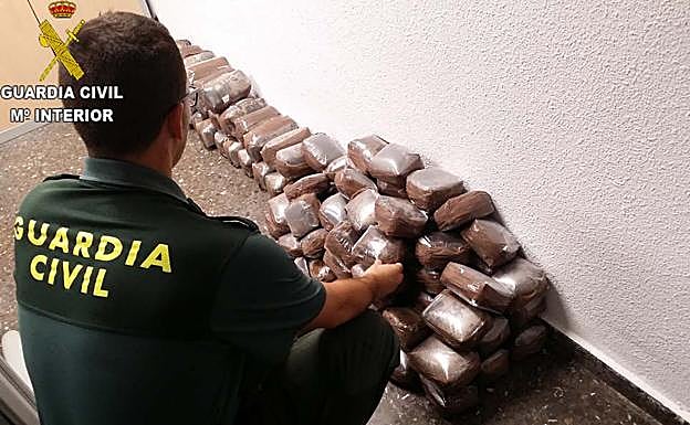 Intervenidos en Sagunto 65 kilos de hachís y 25 de marihuana en dos coches