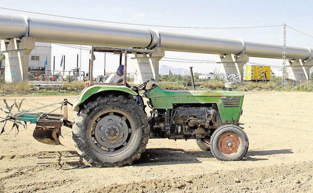 Muere un joven de 21 años al quedar atrapado tras volcar su tractor en Alfarp (Valencia)