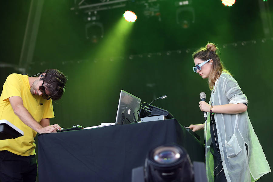 Benicàssim se encuentra ya en plena ebullición del FIB con miles de jóvenes recorriendo los rincones y las playas de la localidad castellonense para dar comienzo a la vigésima cuarta edición del evento con cuatro días de música y ambiente festivo.