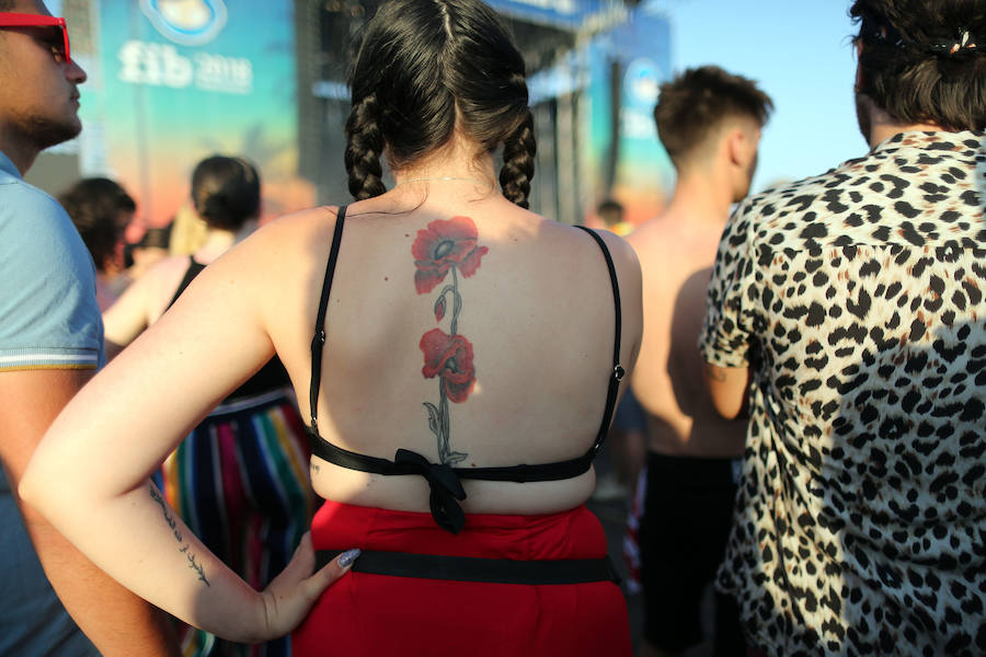 Benicàssim se encuentra ya en plena ebullición del FIB con miles de jóvenes recorriendo los rincones y las playas de la localidad castellonense para dar comienzo a la vigésima cuarta edición del evento con cuatro días de música y ambiente festivo.