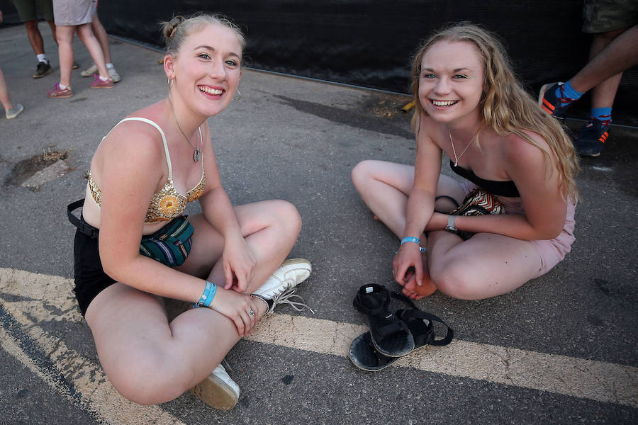 Benicàssim se encuentra ya en plena ebullición del FIB con miles de jóvenes recorriendo los rincones y las playas de la localidad castellonense para dar comienzo a la vigésima cuarta edición del evento con cuatro días de música y ambiente festivo.