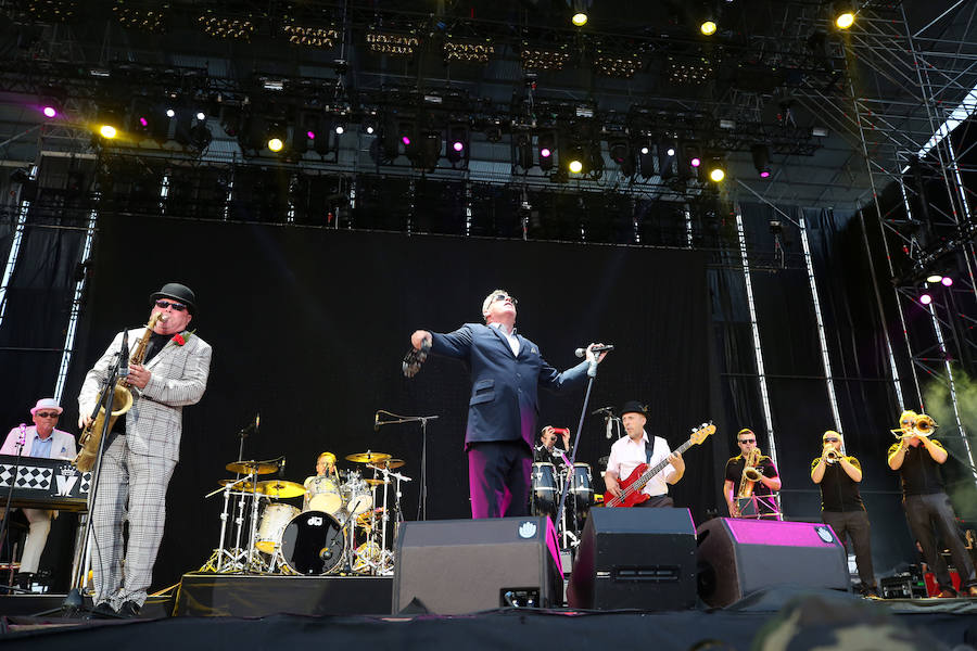 Benicàssim se encuentra ya en plena ebullición del FIB con miles de jóvenes recorriendo los rincones y las playas de la localidad castellonense para dar comienzo a la vigésima cuarta edición del evento con cuatro días de música y ambiente festivo.