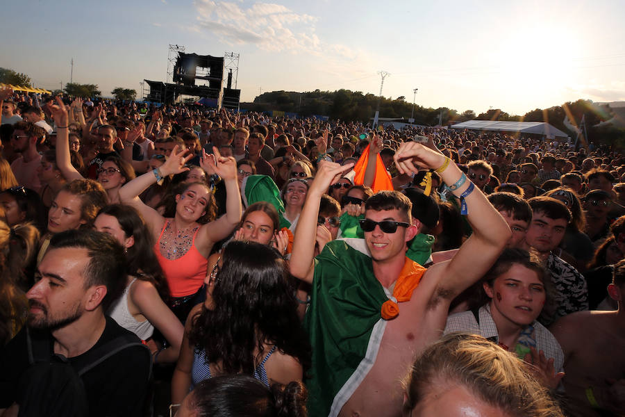 Benicàssim se encuentra ya en plena ebullición del FIB con miles de jóvenes recorriendo los rincones y las playas de la localidad castellonense para dar comienzo a la vigésima cuarta edición del evento con cuatro días de música y ambiente festivo.