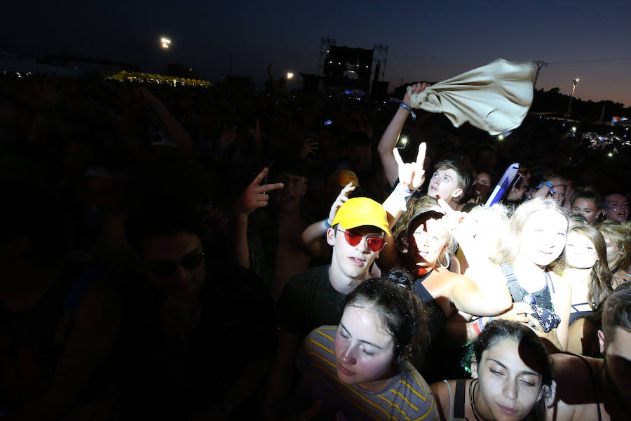 Benicàssim se encuentra ya en plena ebullición del FIB con miles de jóvenes recorriendo los rincones y las playas de la localidad castellonense para dar comienzo a la vigésima cuarta edición del evento con cuatro días de música y ambiente festivo.