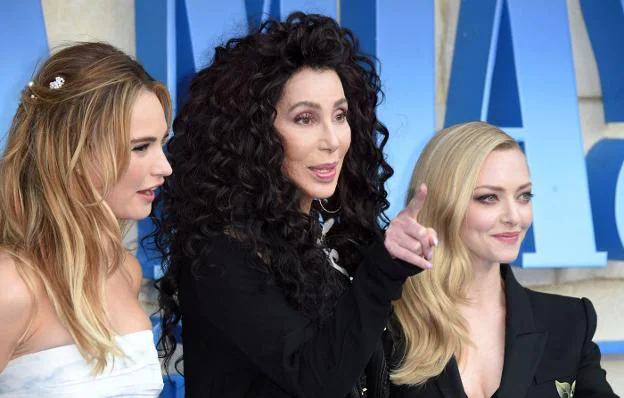 Lily James (iz.), Cher (c.) y Amanda Seyfried, entre las protagonistas. 