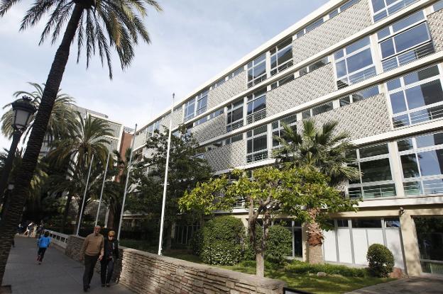 Edificio del Colegio Alemán de Valencia, junto a Jaime Roig y Bachiller. 