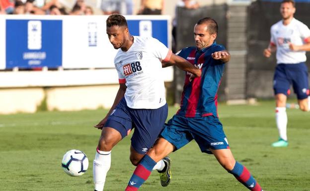 Joshua King ante Verza, durante el amistoso entre el Levante y el Bournemouth. 