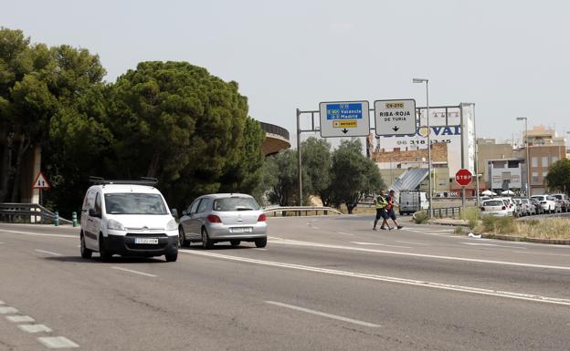 Carretera V-11, dirección aeropuerto.