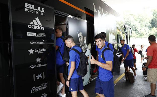 Los jugadores del Valenci CF a su llegada a Ginebra.