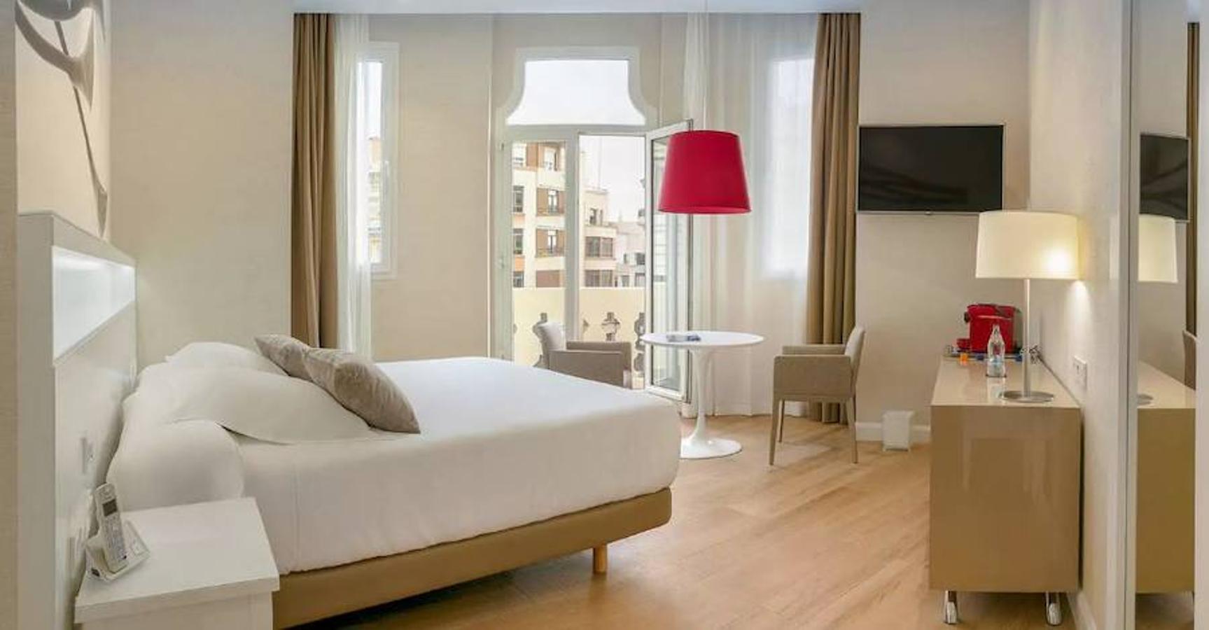 Hotel Meliá Plaza: Asomarse al balcón y toparse con el corazón de Valencia es uno de los atractivos de este espacio. Esta suite ofrece vistas a plena plaza del Ayuntamiento y cuenta con una cama de tamaño de 'reina'. Con suelo de cerámica y una decoración cálida y moderna, dispone de todo tipo de comodidades para garantizar una estancia de sobresaliente desde 300 euros. 