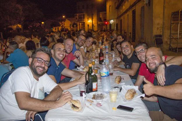 Cena organizada por los clavarios de Horno de Alcedo, el pasado año. 