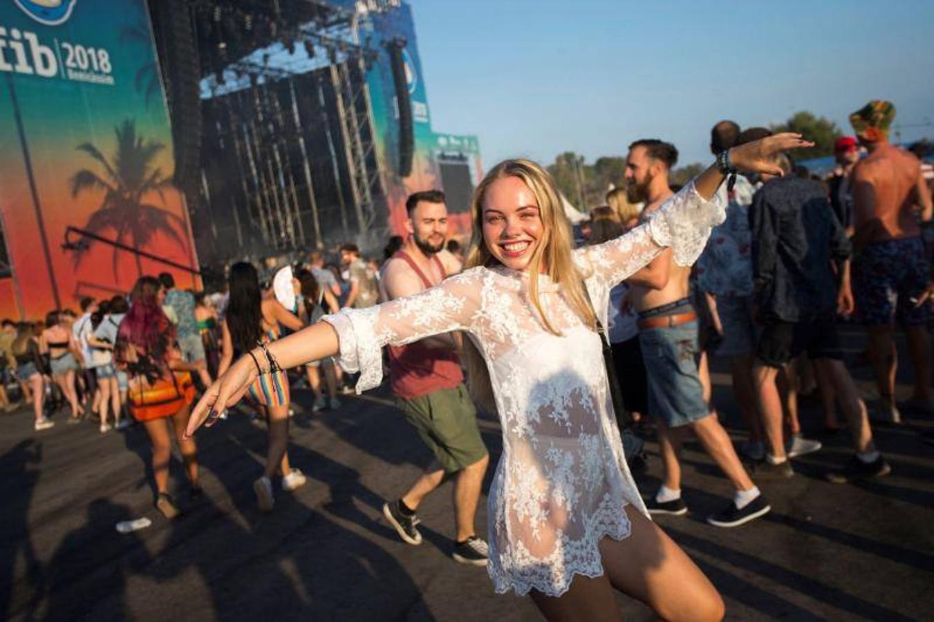 Benicàssim se encuentra ya en plena ebullición del FIB con miles de jóvenes recorriendo los rincones y las playas de la localidad castellonense para dar comienzo a la vigésima cuarta edición del evento con cuatro días de música y ambiente festivo.