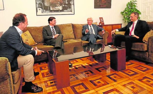 César Sánchez durante la reunión con Rafael Ansón.