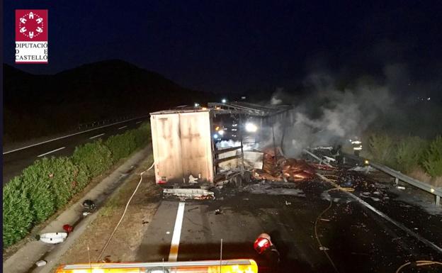 Bomberos trabajan apagando el incendio de uno de los camiones.