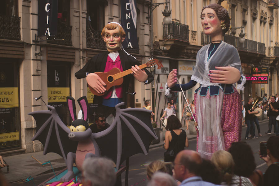 La Gran Nit de la Fira de Valencia 2018 tuvo lugar anoche, con conciertos gratuitos en la plaza del Ayuntamiento y otros enclaves de la ciudad, así como la apertura de los museos hasta la madrugada y una 'minimascletà'.Fue una gran noche en blanco, al estilo de la que tradicionalmente se vive en varias ciudades europeas. Este año se han unido a la Gran Nit el Museo Nacional de Cerámica y Artes Suntuarias González Martí y la Bodega medieval de Proava, los dos permanecieron abiertos hasta la medianoche (al igual que el IVAM, el Museo de Bellas artes y L'Iber). Hasta la una de la madrugada se pudo acceder al Museo de Prehistoria de València, al Museo Valenciano de Etnología, al MuVIM y a la Fundación Bancaja. Los valencianos pudieron visitar hasta altas horas de la noche monumentos como la Lonja o la Almoina.A las 19.00 comenzó el Cercafira, una cabalgata que a las 19.00 horas recorrió el centro con la participación de distintos grupos teatrales.Además, la Ruta de Carme llevó a los interesados por varios enclaves donde la música fue protagonista. También hubo actuaciones en las plazas del Patriarca, del Pilar, donde se celebró un espectáculo teatral para niños, y del Portal Nou.
