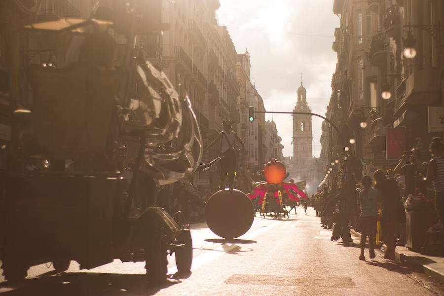 La Gran Nit de la Fira de Valencia 2018 tuvo lugar anoche, con conciertos gratuitos en la plaza del Ayuntamiento y otros enclaves de la ciudad, así como la apertura de los museos hasta la madrugada y una 'minimascletà'.Fue una gran noche en blanco, al estilo de la que tradicionalmente se vive en varias ciudades europeas. Este año se han unido a la Gran Nit el Museo Nacional de Cerámica y Artes Suntuarias González Martí y la Bodega medieval de Proava, los dos permanecieron abiertos hasta la medianoche (al igual que el IVAM, el Museo de Bellas artes y L'Iber). Hasta la una de la madrugada se pudo acceder al Museo de Prehistoria de València, al Museo Valenciano de Etnología, al MuVIM y a la Fundación Bancaja. Los valencianos pudieron visitar hasta altas horas de la noche monumentos como la Lonja o la Almoina.A las 19.00 comenzó el Cercafira, una cabalgata que a las 19.00 horas recorrió el centro con la participación de distintos grupos teatrales.Además, la Ruta de Carme llevó a los interesados por varios enclaves donde la música fue protagonista. También hubo actuaciones en las plazas del Patriarca, del Pilar, donde se celebró un espectáculo teatral para niños, y del Portal Nou.