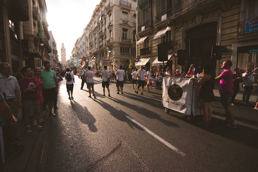 La Gran Nit de la Fira de Valencia 2018 tuvo lugar anoche, con conciertos gratuitos en la plaza del Ayuntamiento y otros enclaves de la ciudad, así como la apertura de los museos hasta la madrugada y una 'minimascletà'.Fue una gran noche en blanco, al estilo de la que tradicionalmente se vive en varias ciudades europeas. Este año se han unido a la Gran Nit el Museo Nacional de Cerámica y Artes Suntuarias González Martí y la Bodega medieval de Proava, los dos permanecieron abiertos hasta la medianoche (al igual que el IVAM, el Museo de Bellas artes y L'Iber). Hasta la una de la madrugada se pudo acceder al Museo de Prehistoria de València, al Museo Valenciano de Etnología, al MuVIM y a la Fundación Bancaja. Los valencianos pudieron visitar hasta altas horas de la noche monumentos como la Lonja o la Almoina.A las 19.00 comenzó el Cercafira, una cabalgata que a las 19.00 horas recorrió el centro con la participación de distintos grupos teatrales.Además, la Ruta de Carme llevó a los interesados por varios enclaves donde la música fue protagonista. También hubo actuaciones en las plazas del Patriarca, del Pilar, donde se celebró un espectáculo teatral para niños, y del Portal Nou.