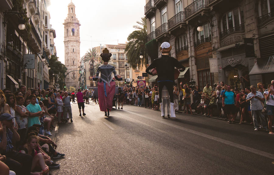 La Gran Nit de la Fira de Valencia 2018 tuvo lugar anoche, con conciertos gratuitos en la plaza del Ayuntamiento y otros enclaves de la ciudad, así como la apertura de los museos hasta la madrugada y una 'minimascletà'.Fue una gran noche en blanco, al estilo de la que tradicionalmente se vive en varias ciudades europeas. Este año se han unido a la Gran Nit el Museo Nacional de Cerámica y Artes Suntuarias González Martí y la Bodega medieval de Proava, los dos permanecieron abiertos hasta la medianoche (al igual que el IVAM, el Museo de Bellas artes y L'Iber). Hasta la una de la madrugada se pudo acceder al Museo de Prehistoria de València, al Museo Valenciano de Etnología, al MuVIM y a la Fundación Bancaja. Los valencianos pudieron visitar hasta altas horas de la noche monumentos como la Lonja o la Almoina.A las 19.00 comenzó el Cercafira, una cabalgata que a las 19.00 horas recorrió el centro con la participación de distintos grupos teatrales.Además, la Ruta de Carme llevó a los interesados por varios enclaves donde la música fue protagonista. También hubo actuaciones en las plazas del Patriarca, del Pilar, donde se celebró un espectáculo teatral para niños, y del Portal Nou.