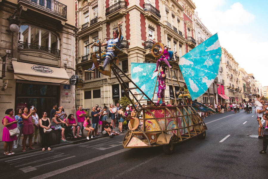 La Gran Nit de la Fira de Valencia 2018 tuvo lugar anoche, con conciertos gratuitos en la plaza del Ayuntamiento y otros enclaves de la ciudad, así como la apertura de los museos hasta la madrugada y una 'minimascletà'.Fue una gran noche en blanco, al estilo de la que tradicionalmente se vive en varias ciudades europeas. Este año se han unido a la Gran Nit el Museo Nacional de Cerámica y Artes Suntuarias González Martí y la Bodega medieval de Proava, los dos permanecieron abiertos hasta la medianoche (al igual que el IVAM, el Museo de Bellas artes y L'Iber). Hasta la una de la madrugada se pudo acceder al Museo de Prehistoria de València, al Museo Valenciano de Etnología, al MuVIM y a la Fundación Bancaja. Los valencianos pudieron visitar hasta altas horas de la noche monumentos como la Lonja o la Almoina.A las 19.00 comenzó el Cercafira, una cabalgata que a las 19.00 horas recorrió el centro con la participación de distintos grupos teatrales.Además, la Ruta de Carme llevó a los interesados por varios enclaves donde la música fue protagonista. También hubo actuaciones en las plazas del Patriarca, del Pilar, donde se celebró un espectáculo teatral para niños, y del Portal Nou.