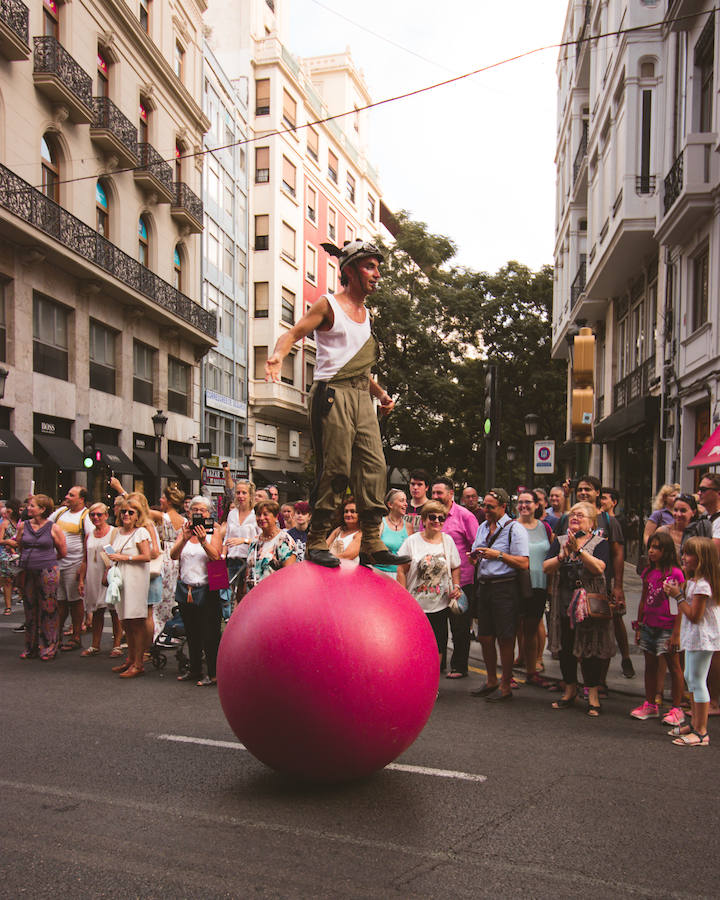 La Gran Nit de la Fira de Valencia 2018 tuvo lugar anoche, con conciertos gratuitos en la plaza del Ayuntamiento y otros enclaves de la ciudad, así como la apertura de los museos hasta la madrugada y una 'minimascletà'.Fue una gran noche en blanco, al estilo de la que tradicionalmente se vive en varias ciudades europeas. Este año se han unido a la Gran Nit el Museo Nacional de Cerámica y Artes Suntuarias González Martí y la Bodega medieval de Proava, los dos permanecieron abiertos hasta la medianoche (al igual que el IVAM, el Museo de Bellas artes y L'Iber). Hasta la una de la madrugada se pudo acceder al Museo de Prehistoria de València, al Museo Valenciano de Etnología, al MuVIM y a la Fundación Bancaja. Los valencianos pudieron visitar hasta altas horas de la noche monumentos como la Lonja o la Almoina.A las 19.00 comenzó el Cercafira, una cabalgata que a las 19.00 horas recorrió el centro con la participación de distintos grupos teatrales.Además, la Ruta de Carme llevó a los interesados por varios enclaves donde la música fue protagonista. También hubo actuaciones en las plazas del Patriarca, del Pilar, donde se celebró un espectáculo teatral para niños, y del Portal Nou.