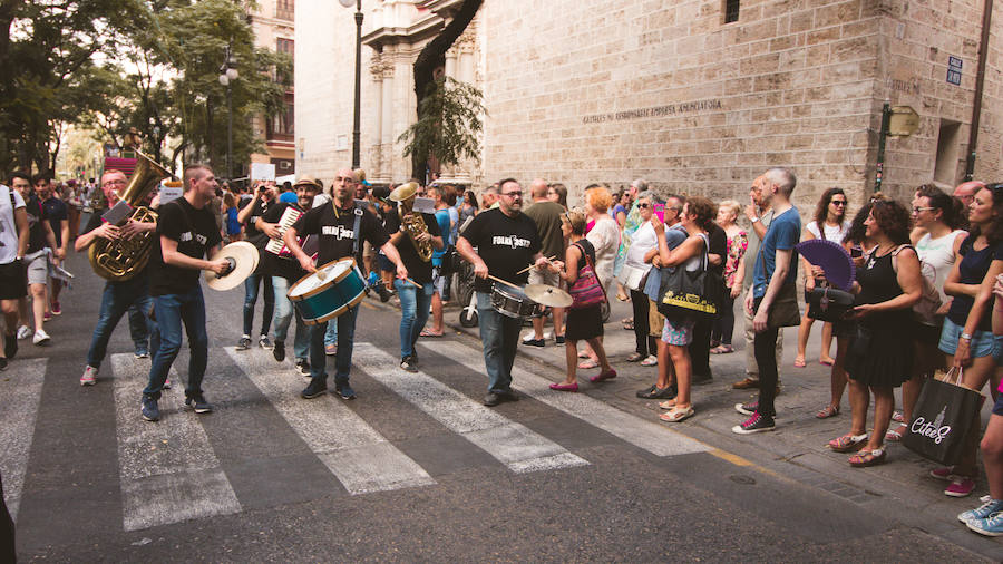 La Gran Nit de la Fira de Valencia 2018 tuvo lugar anoche, con conciertos gratuitos en la plaza del Ayuntamiento y otros enclaves de la ciudad, así como la apertura de los museos hasta la madrugada y una 'minimascletà'.Fue una gran noche en blanco, al estilo de la que tradicionalmente se vive en varias ciudades europeas. Este año se han unido a la Gran Nit el Museo Nacional de Cerámica y Artes Suntuarias González Martí y la Bodega medieval de Proava, los dos permanecieron abiertos hasta la medianoche (al igual que el IVAM, el Museo de Bellas artes y L'Iber). Hasta la una de la madrugada se pudo acceder al Museo de Prehistoria de València, al Museo Valenciano de Etnología, al MuVIM y a la Fundación Bancaja. Los valencianos pudieron visitar hasta altas horas de la noche monumentos como la Lonja o la Almoina.A las 19.00 comenzó el Cercafira, una cabalgata que a las 19.00 horas recorrió el centro con la participación de distintos grupos teatrales.Además, la Ruta de Carme llevó a los interesados por varios enclaves donde la música fue protagonista. También hubo actuaciones en las plazas del Patriarca, del Pilar, donde se celebró un espectáculo teatral para niños, y del Portal Nou.