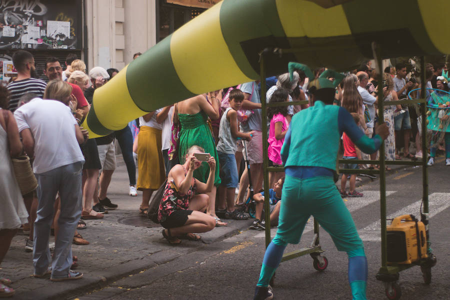 La Gran Nit de la Fira de Valencia 2018 tuvo lugar anoche, con conciertos gratuitos en la plaza del Ayuntamiento y otros enclaves de la ciudad, así como la apertura de los museos hasta la madrugada y una 'minimascletà'.Fue una gran noche en blanco, al estilo de la que tradicionalmente se vive en varias ciudades europeas. Este año se han unido a la Gran Nit el Museo Nacional de Cerámica y Artes Suntuarias González Martí y la Bodega medieval de Proava, los dos permanecieron abiertos hasta la medianoche (al igual que el IVAM, el Museo de Bellas artes y L'Iber). Hasta la una de la madrugada se pudo acceder al Museo de Prehistoria de València, al Museo Valenciano de Etnología, al MuVIM y a la Fundación Bancaja. Los valencianos pudieron visitar hasta altas horas de la noche monumentos como la Lonja o la Almoina.A las 19.00 comenzó el Cercafira, una cabalgata que a las 19.00 horas recorrió el centro con la participación de distintos grupos teatrales.Además, la Ruta de Carme llevó a los interesados por varios enclaves donde la música fue protagonista. También hubo actuaciones en las plazas del Patriarca, del Pilar, donde se celebró un espectáculo teatral para niños, y del Portal Nou.