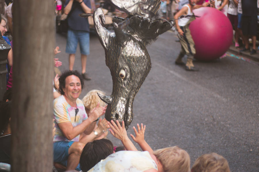 La Gran Nit de la Fira de Valencia 2018 tuvo lugar anoche, con conciertos gratuitos en la plaza del Ayuntamiento y otros enclaves de la ciudad, así como la apertura de los museos hasta la madrugada y una 'minimascletà'.Fue una gran noche en blanco, al estilo de la que tradicionalmente se vive en varias ciudades europeas. Este año se han unido a la Gran Nit el Museo Nacional de Cerámica y Artes Suntuarias González Martí y la Bodega medieval de Proava, los dos permanecieron abiertos hasta la medianoche (al igual que el IVAM, el Museo de Bellas artes y L'Iber). Hasta la una de la madrugada se pudo acceder al Museo de Prehistoria de València, al Museo Valenciano de Etnología, al MuVIM y a la Fundación Bancaja. Los valencianos pudieron visitar hasta altas horas de la noche monumentos como la Lonja o la Almoina.A las 19.00 comenzó el Cercafira, una cabalgata que a las 19.00 horas recorrió el centro con la participación de distintos grupos teatrales.Además, la Ruta de Carme llevó a los interesados por varios enclaves donde la música fue protagonista. También hubo actuaciones en las plazas del Patriarca, del Pilar, donde se celebró un espectáculo teatral para niños, y del Portal Nou.