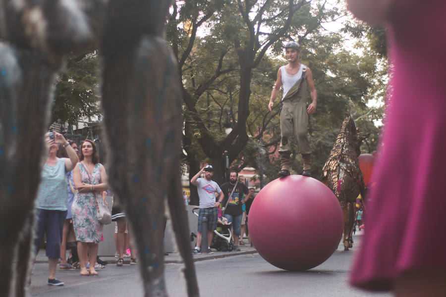 La Gran Nit de la Fira de Valencia 2018 tuvo lugar anoche, con conciertos gratuitos en la plaza del Ayuntamiento y otros enclaves de la ciudad, así como la apertura de los museos hasta la madrugada y una 'minimascletà'.Fue una gran noche en blanco, al estilo de la que tradicionalmente se vive en varias ciudades europeas. Este año se han unido a la Gran Nit el Museo Nacional de Cerámica y Artes Suntuarias González Martí y la Bodega medieval de Proava, los dos permanecieron abiertos hasta la medianoche (al igual que el IVAM, el Museo de Bellas artes y L'Iber). Hasta la una de la madrugada se pudo acceder al Museo de Prehistoria de València, al Museo Valenciano de Etnología, al MuVIM y a la Fundación Bancaja. Los valencianos pudieron visitar hasta altas horas de la noche monumentos como la Lonja o la Almoina.A las 19.00 comenzó el Cercafira, una cabalgata que a las 19.00 horas recorrió el centro con la participación de distintos grupos teatrales.Además, la Ruta de Carme llevó a los interesados por varios enclaves donde la música fue protagonista. También hubo actuaciones en las plazas del Patriarca, del Pilar, donde se celebró un espectáculo teatral para niños, y del Portal Nou.