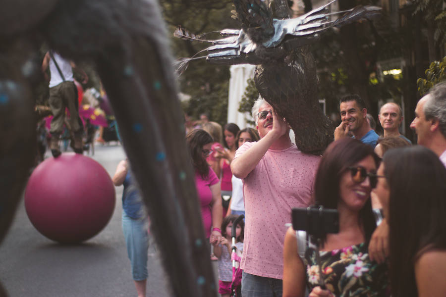 La Gran Nit de la Fira de Valencia 2018 tuvo lugar anoche, con conciertos gratuitos en la plaza del Ayuntamiento y otros enclaves de la ciudad, así como la apertura de los museos hasta la madrugada y una 'minimascletà'.Fue una gran noche en blanco, al estilo de la que tradicionalmente se vive en varias ciudades europeas. Este año se han unido a la Gran Nit el Museo Nacional de Cerámica y Artes Suntuarias González Martí y la Bodega medieval de Proava, los dos permanecieron abiertos hasta la medianoche (al igual que el IVAM, el Museo de Bellas artes y L'Iber). Hasta la una de la madrugada se pudo acceder al Museo de Prehistoria de València, al Museo Valenciano de Etnología, al MuVIM y a la Fundación Bancaja. Los valencianos pudieron visitar hasta altas horas de la noche monumentos como la Lonja o la Almoina.A las 19.00 comenzó el Cercafira, una cabalgata que a las 19.00 horas recorrió el centro con la participación de distintos grupos teatrales.Además, la Ruta de Carme llevó a los interesados por varios enclaves donde la música fue protagonista. También hubo actuaciones en las plazas del Patriarca, del Pilar, donde se celebró un espectáculo teatral para niños, y del Portal Nou.