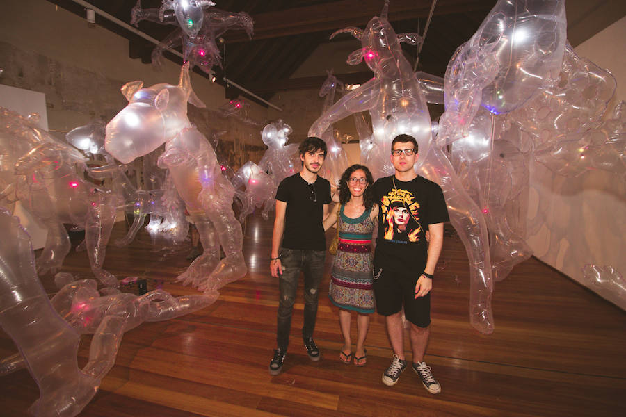 La Gran Nit de la Fira de Valencia 2018 tuvo lugar anoche, con conciertos gratuitos en la plaza del Ayuntamiento y otros enclaves de la ciudad, así como la apertura de los museos hasta la madrugada y una 'minimascletà'.Fue una gran noche en blanco, al estilo de la que tradicionalmente se vive en varias ciudades europeas. Este año se han unido a la Gran Nit el Museo Nacional de Cerámica y Artes Suntuarias González Martí y la Bodega medieval de Proava, los dos permanecieron abiertos hasta la medianoche (al igual que el IVAM, el Museo de Bellas artes y L'Iber). Hasta la una de la madrugada se pudo acceder al Museo de Prehistoria de València, al Museo Valenciano de Etnología, al MuVIM y a la Fundación Bancaja. Los valencianos pudieron visitar hasta altas horas de la noche monumentos como la Lonja o la Almoina.A las 19.00 comenzó el Cercafira, una cabalgata que a las 19.00 horas recorrió el centro con la participación de distintos grupos teatrales.Además, la Ruta de Carme llevó a los interesados por varios enclaves donde la música fue protagonista. También hubo actuaciones en las plazas del Patriarca, del Pilar, donde se celebró un espectáculo teatral para niños, y del Portal Nou.