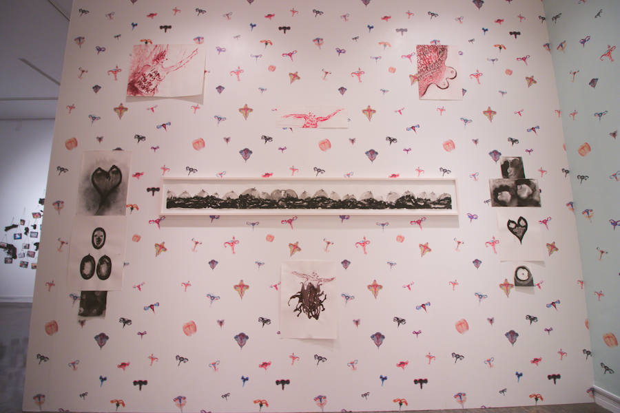 La Gran Nit de la Fira de Valencia 2018 tuvo lugar anoche, con conciertos gratuitos en la plaza del Ayuntamiento y otros enclaves de la ciudad, así como la apertura de los museos hasta la madrugada y una 'minimascletà'.Fue una gran noche en blanco, al estilo de la que tradicionalmente se vive en varias ciudades europeas. Este año se han unido a la Gran Nit el Museo Nacional de Cerámica y Artes Suntuarias González Martí y la Bodega medieval de Proava, los dos permanecieron abiertos hasta la medianoche (al igual que el IVAM, el Museo de Bellas artes y L'Iber). Hasta la una de la madrugada se pudo acceder al Museo de Prehistoria de València, al Museo Valenciano de Etnología, al MuVIM y a la Fundación Bancaja. Los valencianos pudieron visitar hasta altas horas de la noche monumentos como la Lonja o la Almoina.A las 19.00 comenzó el Cercafira, una cabalgata que a las 19.00 horas recorrió el centro con la participación de distintos grupos teatrales.Además, la Ruta de Carme llevó a los interesados por varios enclaves donde la música fue protagonista. También hubo actuaciones en las plazas del Patriarca, del Pilar, donde se celebró un espectáculo teatral para niños, y del Portal Nou.