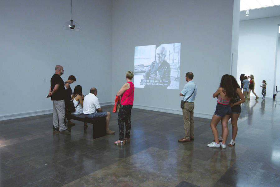 La Gran Nit de la Fira de Valencia 2018 tuvo lugar anoche, con conciertos gratuitos en la plaza del Ayuntamiento y otros enclaves de la ciudad, así como la apertura de los museos hasta la madrugada y una 'minimascletà'.Fue una gran noche en blanco, al estilo de la que tradicionalmente se vive en varias ciudades europeas. Este año se han unido a la Gran Nit el Museo Nacional de Cerámica y Artes Suntuarias González Martí y la Bodega medieval de Proava, los dos permanecieron abiertos hasta la medianoche (al igual que el IVAM, el Museo de Bellas artes y L'Iber). Hasta la una de la madrugada se pudo acceder al Museo de Prehistoria de València, al Museo Valenciano de Etnología, al MuVIM y a la Fundación Bancaja. Los valencianos pudieron visitar hasta altas horas de la noche monumentos como la Lonja o la Almoina.A las 19.00 comenzó el Cercafira, una cabalgata que a las 19.00 horas recorrió el centro con la participación de distintos grupos teatrales.Además, la Ruta de Carme llevó a los interesados por varios enclaves donde la música fue protagonista. También hubo actuaciones en las plazas del Patriarca, del Pilar, donde se celebró un espectáculo teatral para niños, y del Portal Nou.