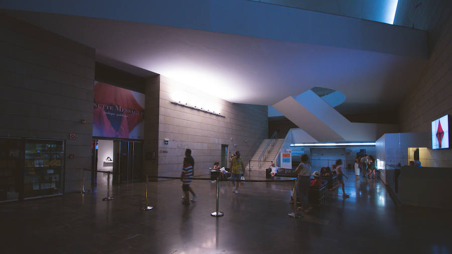 La Gran Nit de la Fira de Valencia 2018 tuvo lugar anoche, con conciertos gratuitos en la plaza del Ayuntamiento y otros enclaves de la ciudad, así como la apertura de los museos hasta la madrugada y una 'minimascletà'.Fue una gran noche en blanco, al estilo de la que tradicionalmente se vive en varias ciudades europeas. Este año se han unido a la Gran Nit el Museo Nacional de Cerámica y Artes Suntuarias González Martí y la Bodega medieval de Proava, los dos permanecieron abiertos hasta la medianoche (al igual que el IVAM, el Museo de Bellas artes y L'Iber). Hasta la una de la madrugada se pudo acceder al Museo de Prehistoria de València, al Museo Valenciano de Etnología, al MuVIM y a la Fundación Bancaja. Los valencianos pudieron visitar hasta altas horas de la noche monumentos como la Lonja o la Almoina.A las 19.00 comenzó el Cercafira, una cabalgata que a las 19.00 horas recorrió el centro con la participación de distintos grupos teatrales.Además, la Ruta de Carme llevó a los interesados por varios enclaves donde la música fue protagonista. También hubo actuaciones en las plazas del Patriarca, del Pilar, donde se celebró un espectáculo teatral para niños, y del Portal Nou.