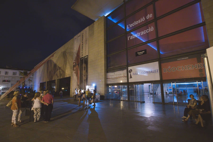 La Gran Nit de la Fira de Valencia 2018 tuvo lugar anoche, con conciertos gratuitos en la plaza del Ayuntamiento y otros enclaves de la ciudad, así como la apertura de los museos hasta la madrugada y una 'minimascletà'.Fue una gran noche en blanco, al estilo de la que tradicionalmente se vive en varias ciudades europeas. Este año se han unido a la Gran Nit el Museo Nacional de Cerámica y Artes Suntuarias González Martí y la Bodega medieval de Proava, los dos permanecieron abiertos hasta la medianoche (al igual que el IVAM, el Museo de Bellas artes y L'Iber). Hasta la una de la madrugada se pudo acceder al Museo de Prehistoria de València, al Museo Valenciano de Etnología, al MuVIM y a la Fundación Bancaja. Los valencianos pudieron visitar hasta altas horas de la noche monumentos como la Lonja o la Almoina.A las 19.00 comenzó el Cercafira, una cabalgata que a las 19.00 horas recorrió el centro con la participación de distintos grupos teatrales.Además, la Ruta de Carme llevó a los interesados por varios enclaves donde la música fue protagonista. También hubo actuaciones en las plazas del Patriarca, del Pilar, donde se celebró un espectáculo teatral para niños, y del Portal Nou.