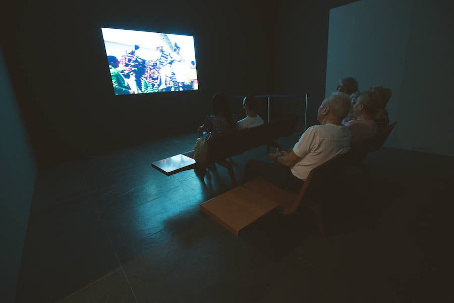 La Gran Nit de la Fira de Valencia 2018 tuvo lugar anoche, con conciertos gratuitos en la plaza del Ayuntamiento y otros enclaves de la ciudad, así como la apertura de los museos hasta la madrugada y una 'minimascletà'.Fue una gran noche en blanco, al estilo de la que tradicionalmente se vive en varias ciudades europeas. Este año se han unido a la Gran Nit el Museo Nacional de Cerámica y Artes Suntuarias González Martí y la Bodega medieval de Proava, los dos permanecieron abiertos hasta la medianoche (al igual que el IVAM, el Museo de Bellas artes y L'Iber). Hasta la una de la madrugada se pudo acceder al Museo de Prehistoria de València, al Museo Valenciano de Etnología, al MuVIM y a la Fundación Bancaja. Los valencianos pudieron visitar hasta altas horas de la noche monumentos como la Lonja o la Almoina.A las 19.00 comenzó el Cercafira, una cabalgata que a las 19.00 horas recorrió el centro con la participación de distintos grupos teatrales.Además, la Ruta de Carme llevó a los interesados por varios enclaves donde la música fue protagonista. También hubo actuaciones en las plazas del Patriarca, del Pilar, donde se celebró un espectáculo teatral para niños, y del Portal Nou.