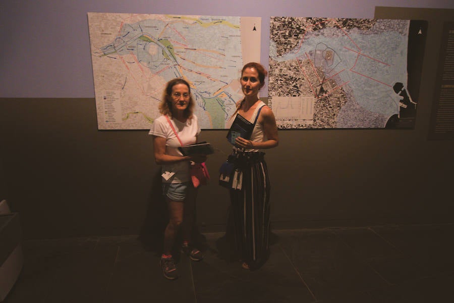 La Gran Nit de la Fira de Valencia 2018 tuvo lugar anoche, con conciertos gratuitos en la plaza del Ayuntamiento y otros enclaves de la ciudad, así como la apertura de los museos hasta la madrugada y una 'minimascletà'.Fue una gran noche en blanco, al estilo de la que tradicionalmente se vive en varias ciudades europeas. Este año se han unido a la Gran Nit el Museo Nacional de Cerámica y Artes Suntuarias González Martí y la Bodega medieval de Proava, los dos permanecieron abiertos hasta la medianoche (al igual que el IVAM, el Museo de Bellas artes y L'Iber). Hasta la una de la madrugada se pudo acceder al Museo de Prehistoria de València, al Museo Valenciano de Etnología, al MuVIM y a la Fundación Bancaja. Los valencianos pudieron visitar hasta altas horas de la noche monumentos como la Lonja o la Almoina.A las 19.00 comenzó el Cercafira, una cabalgata que a las 19.00 horas recorrió el centro con la participación de distintos grupos teatrales.Además, la Ruta de Carme llevó a los interesados por varios enclaves donde la música fue protagonista. También hubo actuaciones en las plazas del Patriarca, del Pilar, donde se celebró un espectáculo teatral para niños, y del Portal Nou.