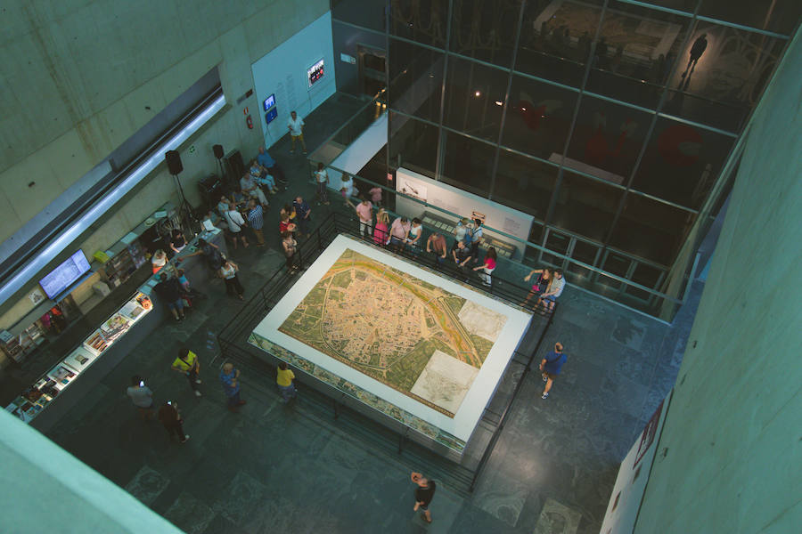 La Gran Nit de la Fira de Valencia 2018 tuvo lugar anoche, con conciertos gratuitos en la plaza del Ayuntamiento y otros enclaves de la ciudad, así como la apertura de los museos hasta la madrugada y una 'minimascletà'.Fue una gran noche en blanco, al estilo de la que tradicionalmente se vive en varias ciudades europeas. Este año se han unido a la Gran Nit el Museo Nacional de Cerámica y Artes Suntuarias González Martí y la Bodega medieval de Proava, los dos permanecieron abiertos hasta la medianoche (al igual que el IVAM, el Museo de Bellas artes y L'Iber). Hasta la una de la madrugada se pudo acceder al Museo de Prehistoria de València, al Museo Valenciano de Etnología, al MuVIM y a la Fundación Bancaja. Los valencianos pudieron visitar hasta altas horas de la noche monumentos como la Lonja o la Almoina.A las 19.00 comenzó el Cercafira, una cabalgata que a las 19.00 horas recorrió el centro con la participación de distintos grupos teatrales.Además, la Ruta de Carme llevó a los interesados por varios enclaves donde la música fue protagonista. También hubo actuaciones en las plazas del Patriarca, del Pilar, donde se celebró un espectáculo teatral para niños, y del Portal Nou.