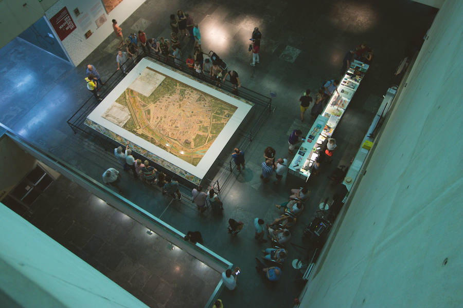 La Gran Nit de la Fira de Valencia 2018 tuvo lugar anoche, con conciertos gratuitos en la plaza del Ayuntamiento y otros enclaves de la ciudad, así como la apertura de los museos hasta la madrugada y una 'minimascletà'.Fue una gran noche en blanco, al estilo de la que tradicionalmente se vive en varias ciudades europeas. Este año se han unido a la Gran Nit el Museo Nacional de Cerámica y Artes Suntuarias González Martí y la Bodega medieval de Proava, los dos permanecieron abiertos hasta la medianoche (al igual que el IVAM, el Museo de Bellas artes y L'Iber). Hasta la una de la madrugada se pudo acceder al Museo de Prehistoria de València, al Museo Valenciano de Etnología, al MuVIM y a la Fundación Bancaja. Los valencianos pudieron visitar hasta altas horas de la noche monumentos como la Lonja o la Almoina.A las 19.00 comenzó el Cercafira, una cabalgata que a las 19.00 horas recorrió el centro con la participación de distintos grupos teatrales.Además, la Ruta de Carme llevó a los interesados por varios enclaves donde la música fue protagonista. También hubo actuaciones en las plazas del Patriarca, del Pilar, donde se celebró un espectáculo teatral para niños, y del Portal Nou.