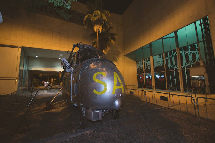 La Gran Nit de la Fira de Valencia 2018 tuvo lugar anoche, con conciertos gratuitos en la plaza del Ayuntamiento y otros enclaves de la ciudad, así como la apertura de los museos hasta la madrugada y una 'minimascletà'.Fue una gran noche en blanco, al estilo de la que tradicionalmente se vive en varias ciudades europeas. Este año se han unido a la Gran Nit el Museo Nacional de Cerámica y Artes Suntuarias González Martí y la Bodega medieval de Proava, los dos permanecieron abiertos hasta la medianoche (al igual que el IVAM, el Museo de Bellas artes y L'Iber). Hasta la una de la madrugada se pudo acceder al Museo de Prehistoria de València, al Museo Valenciano de Etnología, al MuVIM y a la Fundación Bancaja. Los valencianos pudieron visitar hasta altas horas de la noche monumentos como la Lonja o la Almoina.A las 19.00 comenzó el Cercafira, una cabalgata que a las 19.00 horas recorrió el centro con la participación de distintos grupos teatrales.Además, la Ruta de Carme llevó a los interesados por varios enclaves donde la música fue protagonista. También hubo actuaciones en las plazas del Patriarca, del Pilar, donde se celebró un espectáculo teatral para niños, y del Portal Nou.