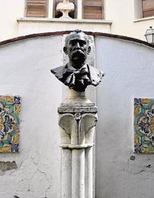 Imagen secundaria 2 - En la primera foto, el pabellón de José Benlliure. Abajo, el jardín, que es una de las joyas de la Casa-Museo y, a la derecha, el busto de Juan Antonio Benlliure, el cual preside el jardín. 