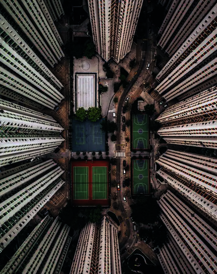 Gary Cummins viaja sin compañía. Esta vez el destino era Hong-Kong, una megalópolis atestada de humanos que viven apilados. "Quería reflejar su modo de vida". Trepó a lo alto de una urbanización de rascacielos y se asomó al vacío. "Lo raro fue, con tanta gente como hay allí, poder mostrar una serie de servicios vacíos". El resultado es tan plástico como vertiginoso. 'Solo en la multitud' se ha llevado una Mención especial.